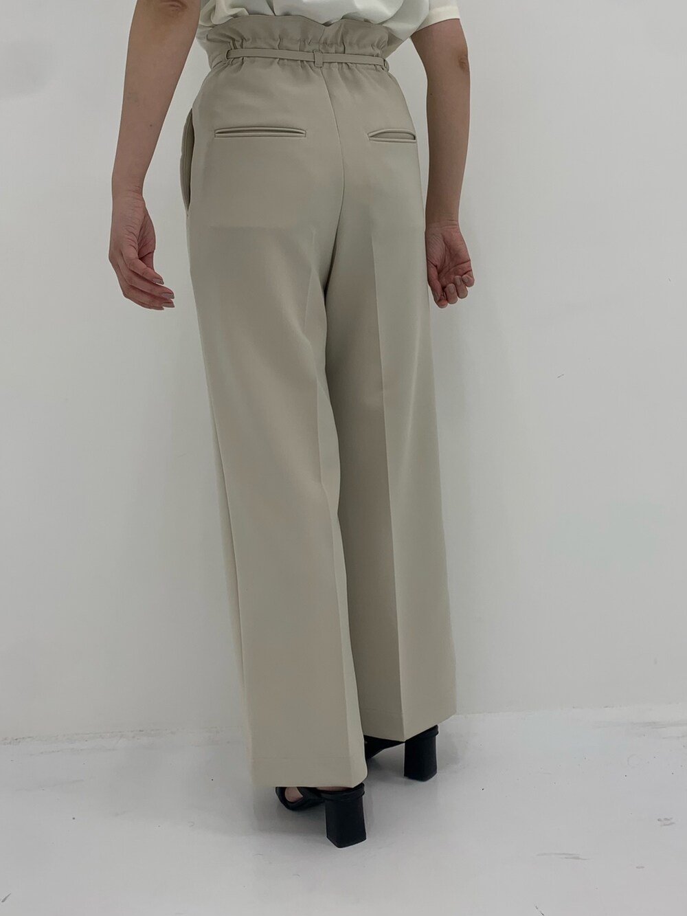 ホワイト系のシャツ/ブラウス、ホワイト系のその他パンツ、ブラック系のその他シューズを着用したレディースの春コーディネートの9枚目の写真