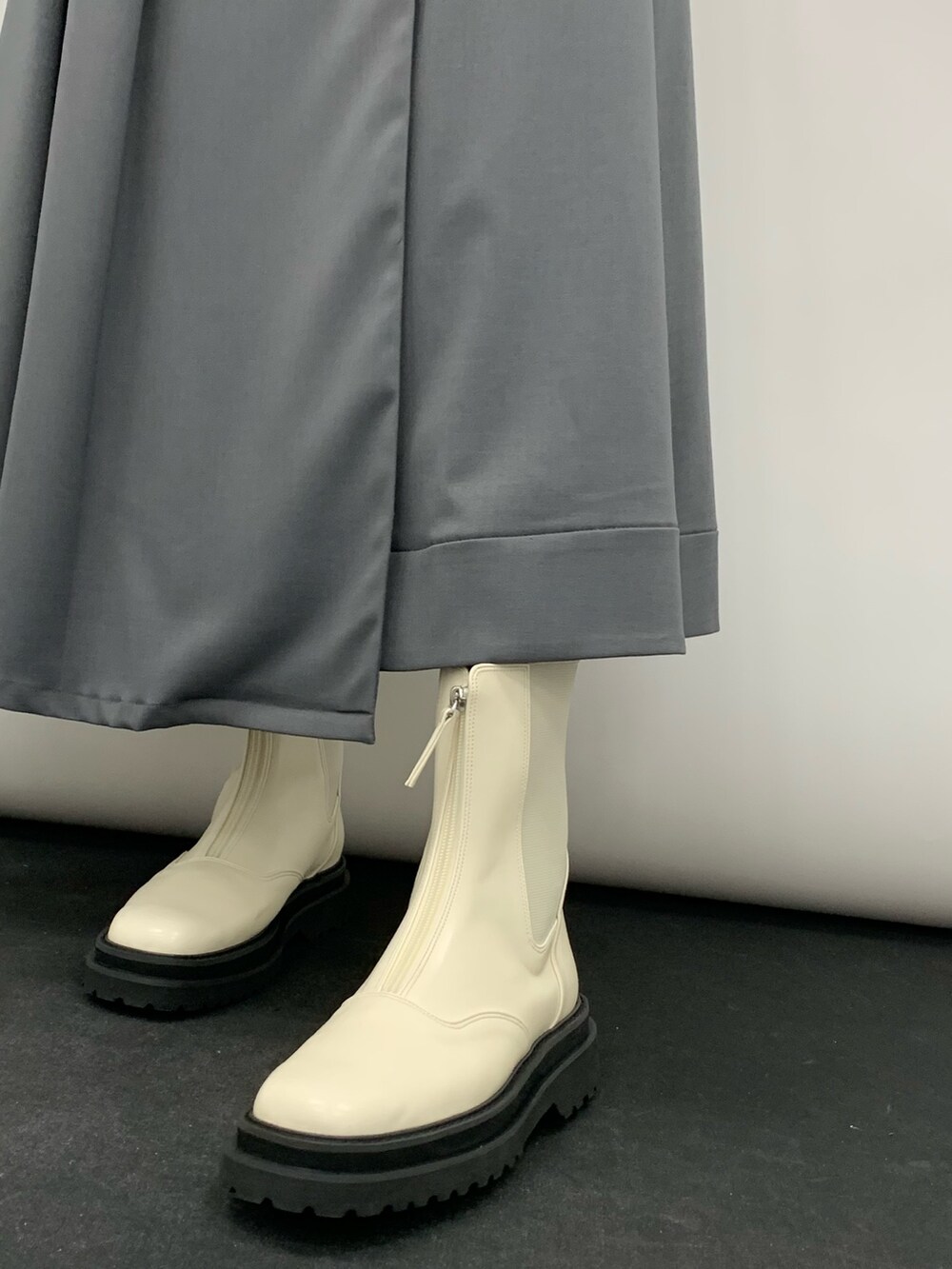 グレー系のワンピース、ブラック系のTシャツ/カットソー、ホワイト系のシューズを着用したレディースの秋コーディネートの7枚目の写真