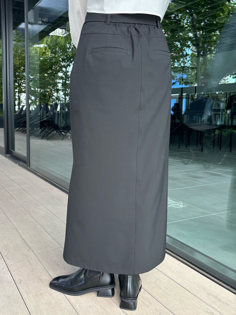 ブラック系のスカート、ブラック系のブーツを着用したレディースの秋コーディネートの6枚目の写真