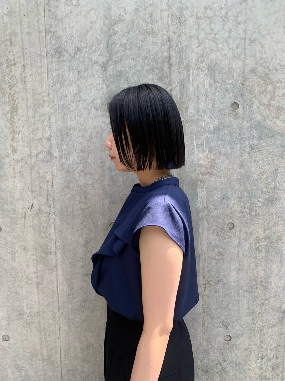 ブラック系のスカートを着用したレディースの春コーディネートの6枚目の写真