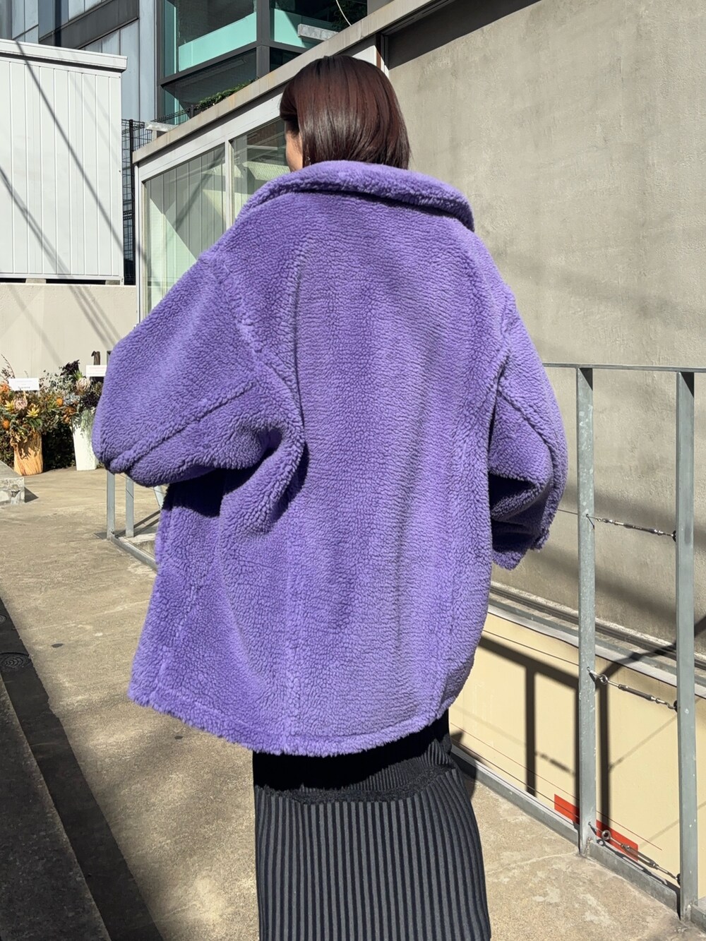 パープル系のその他アウター、ブラウン系のシャツ/ブラウス、ブラック系のワンピースを着用したレディースの秋コーディネートの6枚目の写真