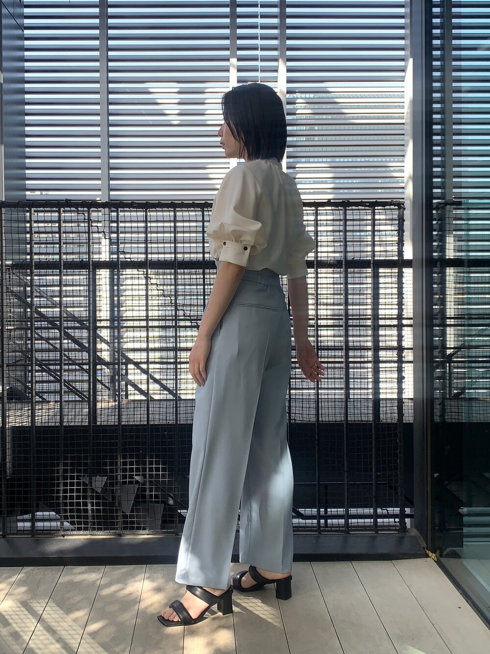 ホワイト系のシャツ/ブラウス、ブルー系のスラックス、ブラック系のその他シューズを着用したレディースの春コーディネートの3枚目の写真