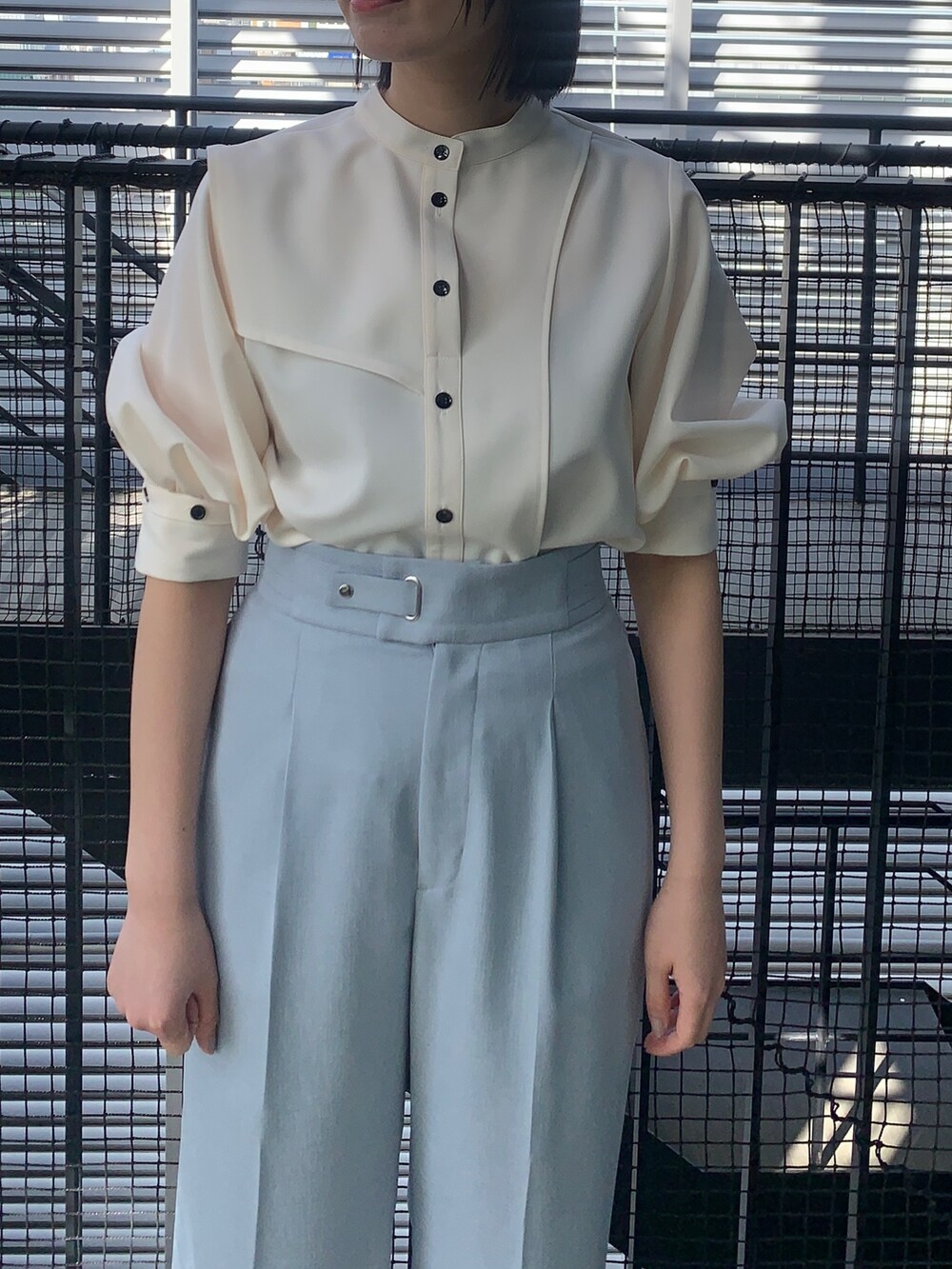 ホワイト系のシャツ/ブラウス、ブルー系のスラックス、ブラック系のその他シューズを着用したレディースの春コーディネートの4枚目の写真