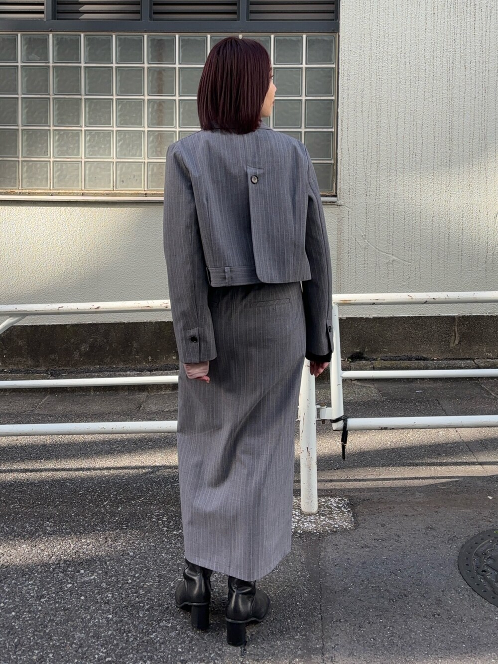 その他のテーラードジャケットを着用したレディースの秋コーディネートの4枚目の写真