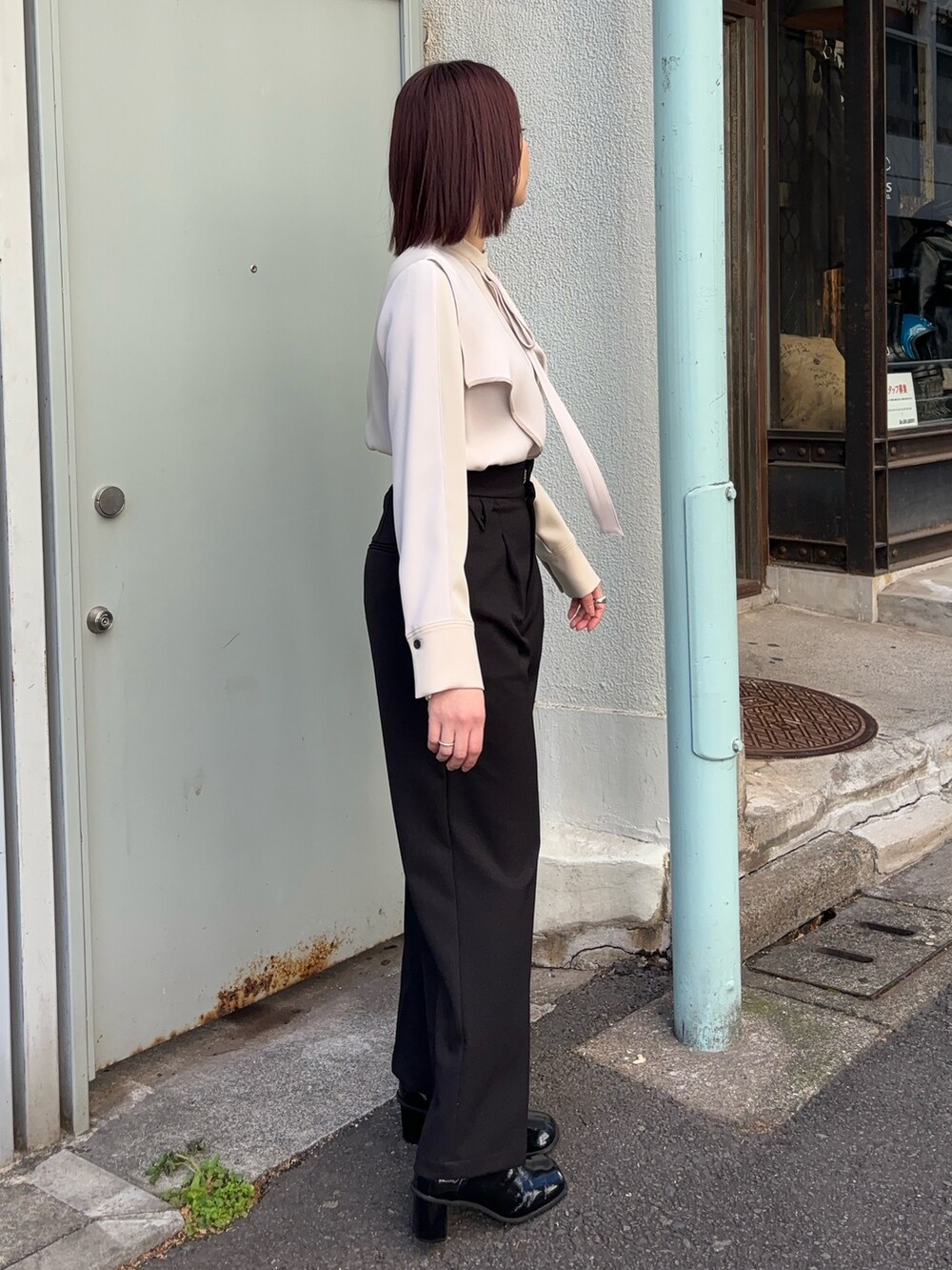 ベージュ系のシャツ/ブラウス、ブラック系のその他パンツを着用したレディースの冬コーディネートの2枚目の写真