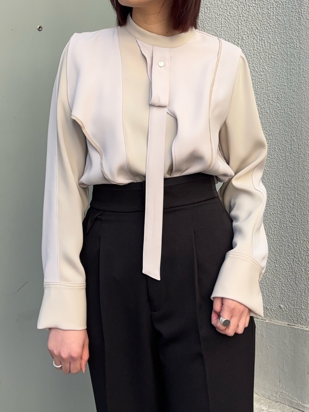 ベージュ系のシャツ/ブラウス、ブラック系のその他パンツを着用したレディースの冬コーディネートの4枚目の写真