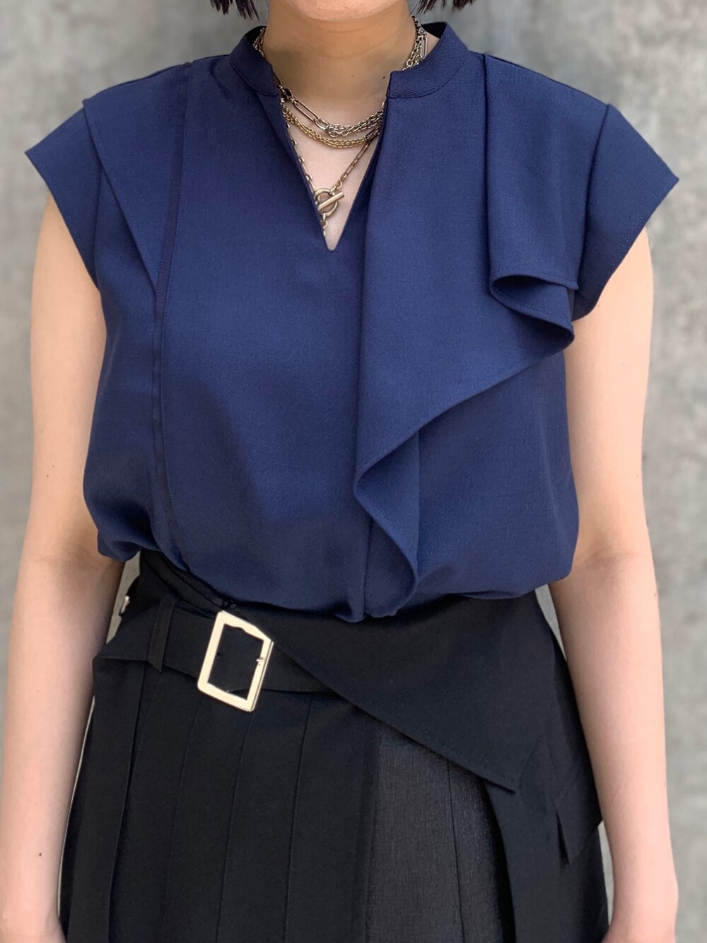 ブラック系のスカートを着用したレディースの春コーディネートの5枚目の写真