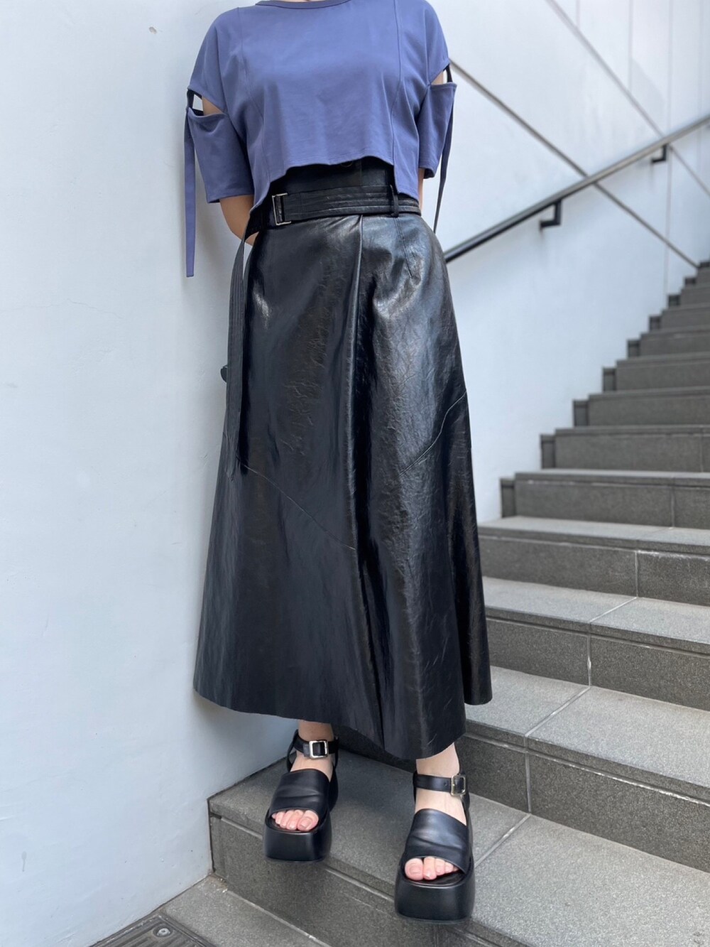 ブルー系のTシャツ/カットソー、ブラック系のスカート、ブラック系のその他シューズを着用したレディースの夏コーディネートの7枚目の写真