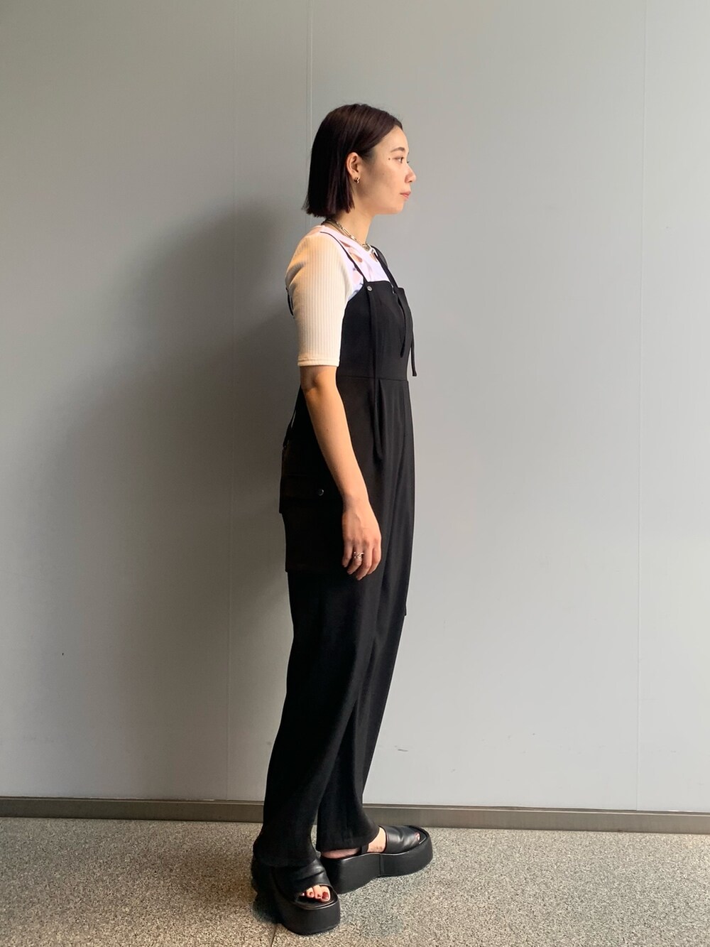 ホワイト系のTシャツ/カットソー、ブラック系のつなぎ/オールインワンを着用したレディースの夏コーディネートの5枚目の写真