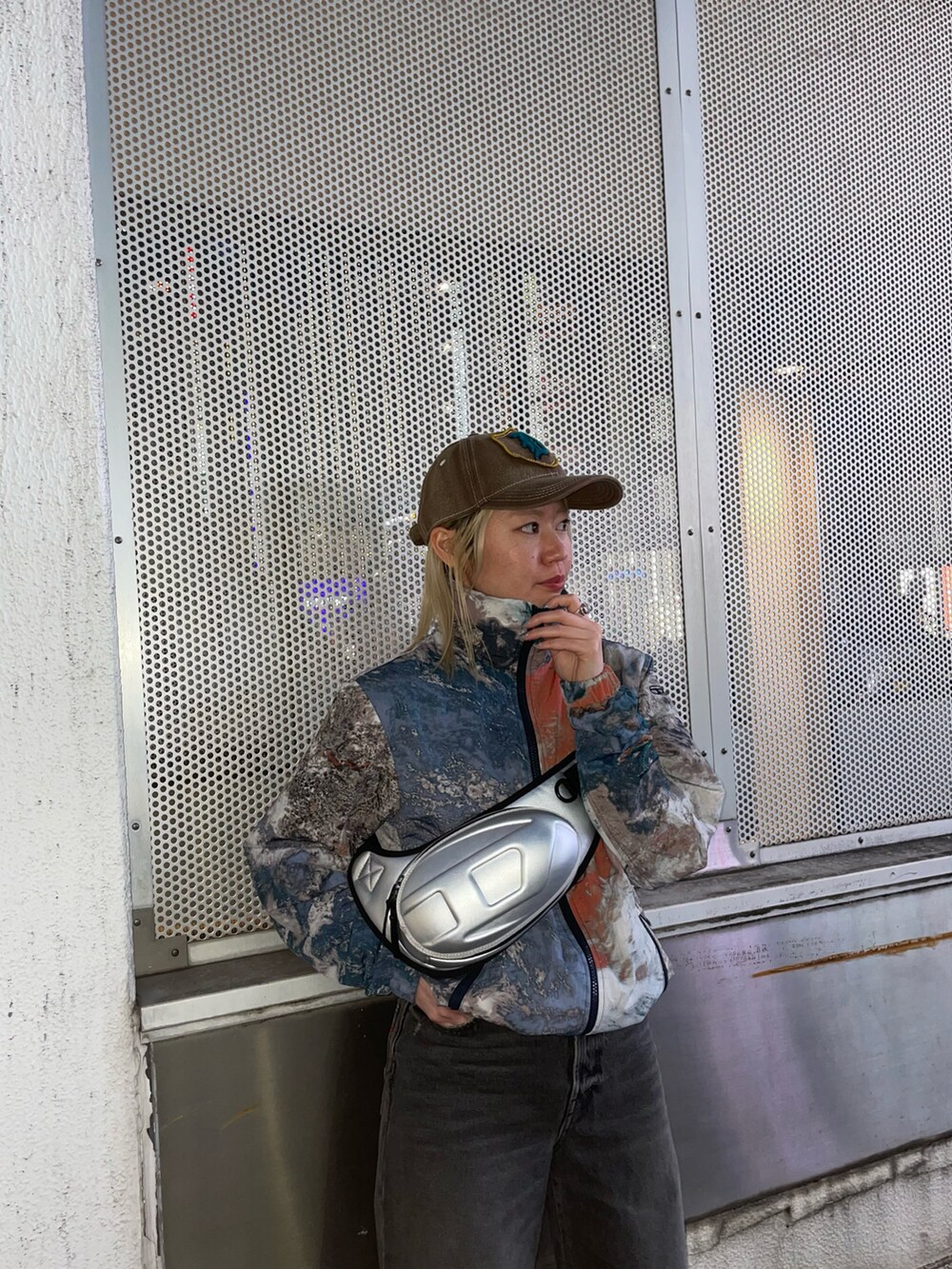 ブルー系のブルゾン、シルバー系のボディバッグ/ウエストポーチ、ブラック系のデニムパンツを着用したレディースの春コーディネートの2枚目の写真