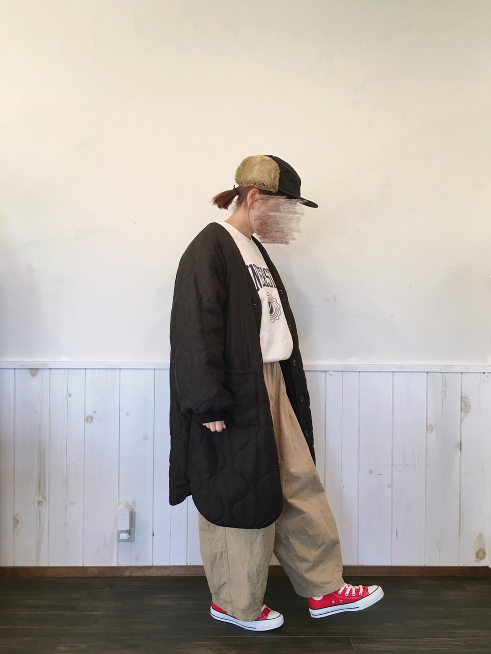 「CONVERSE ALL STARのCONVERSE/CANVAS ALL STAR HI（スニーカー、レッド系）」を使った、935さん（レディース・156cm）の秋コーディネートの2枚目の写真
