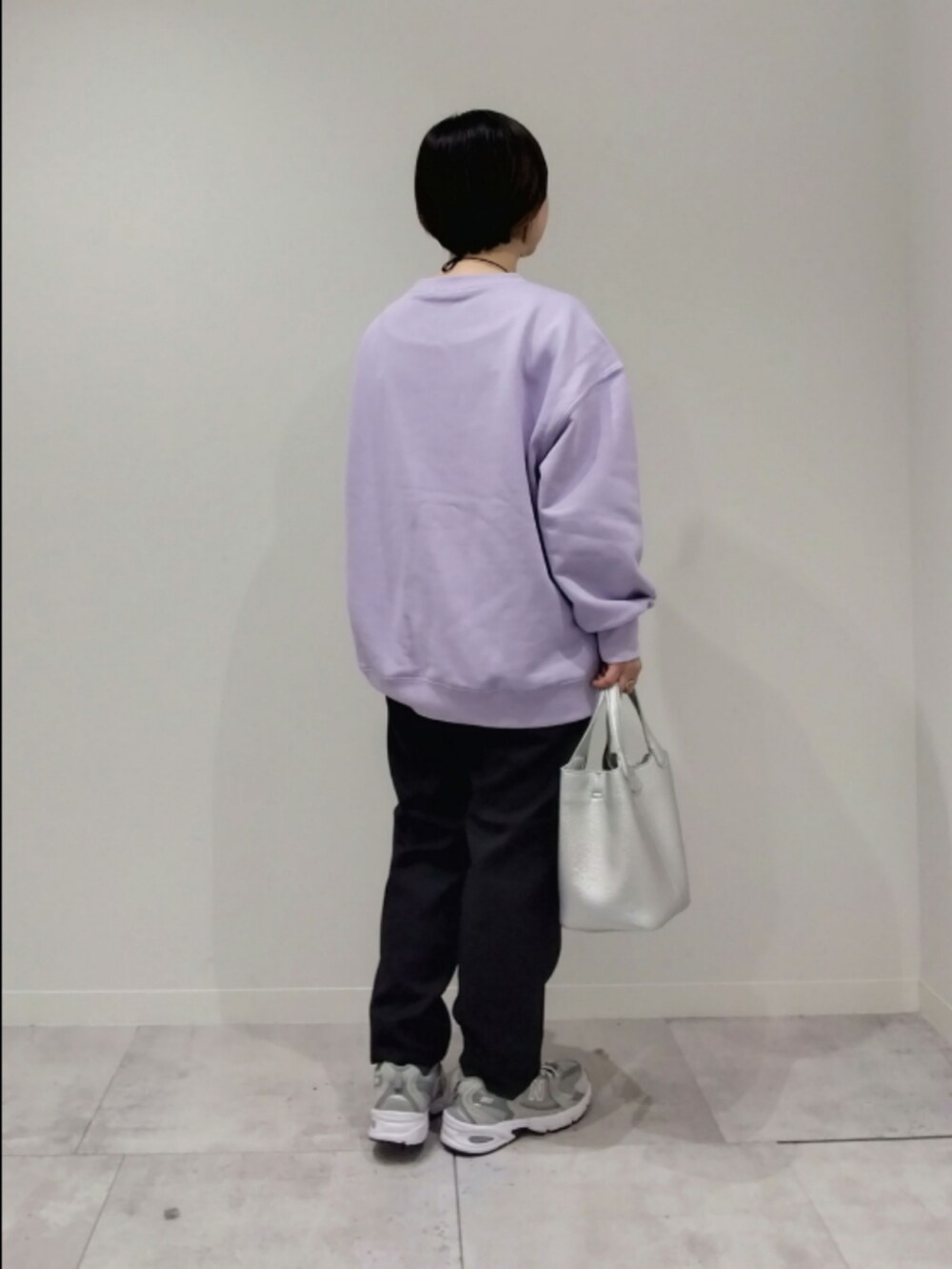 パープル系のスウェット、シルバー系のトートバッグ、ブラック系のその他パンツを着用したレディースの春コーディネートの4枚目の写真
