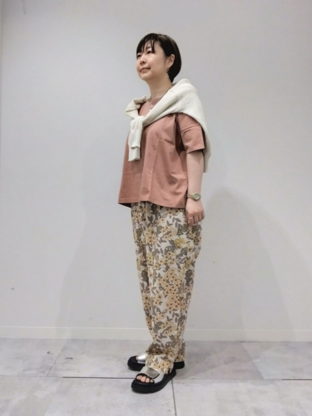 イエロー系のその他パンツ、ピンク系のTシャツ/カットソーを着用したレディースの春コーディネートの5枚目の写真