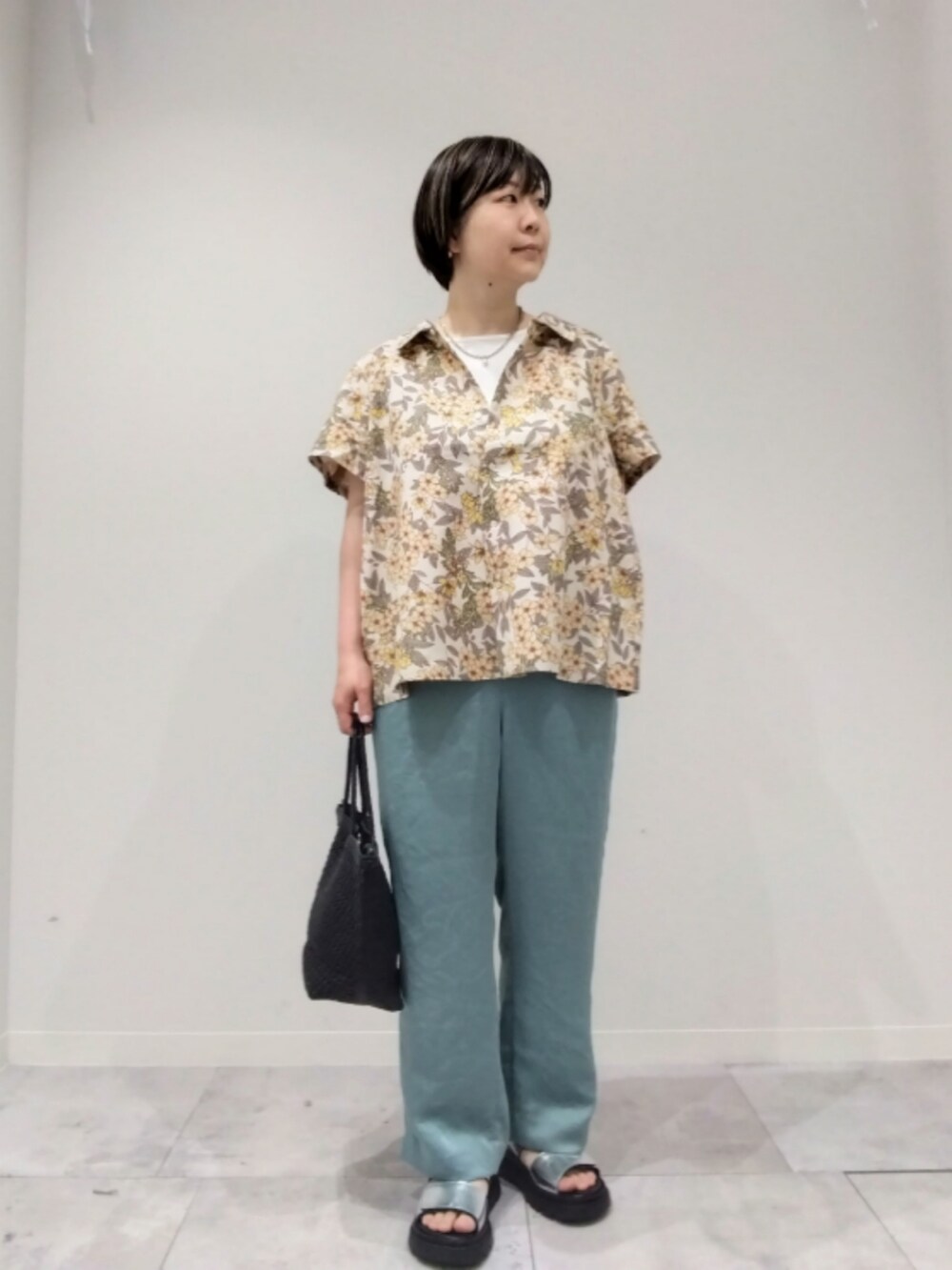 イエロー系のシャツ/ブラウス、グリーン系のその他パンツ、ブラック系のトートバッグを着用したレディースの春コーディネートの5枚目の写真