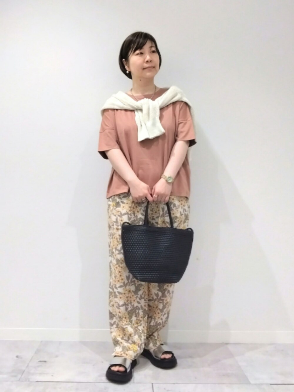 イエロー系のその他パンツ、ピンク系のTシャツ/カットソーを着用したレディースの春コーディネートの2枚目の写真