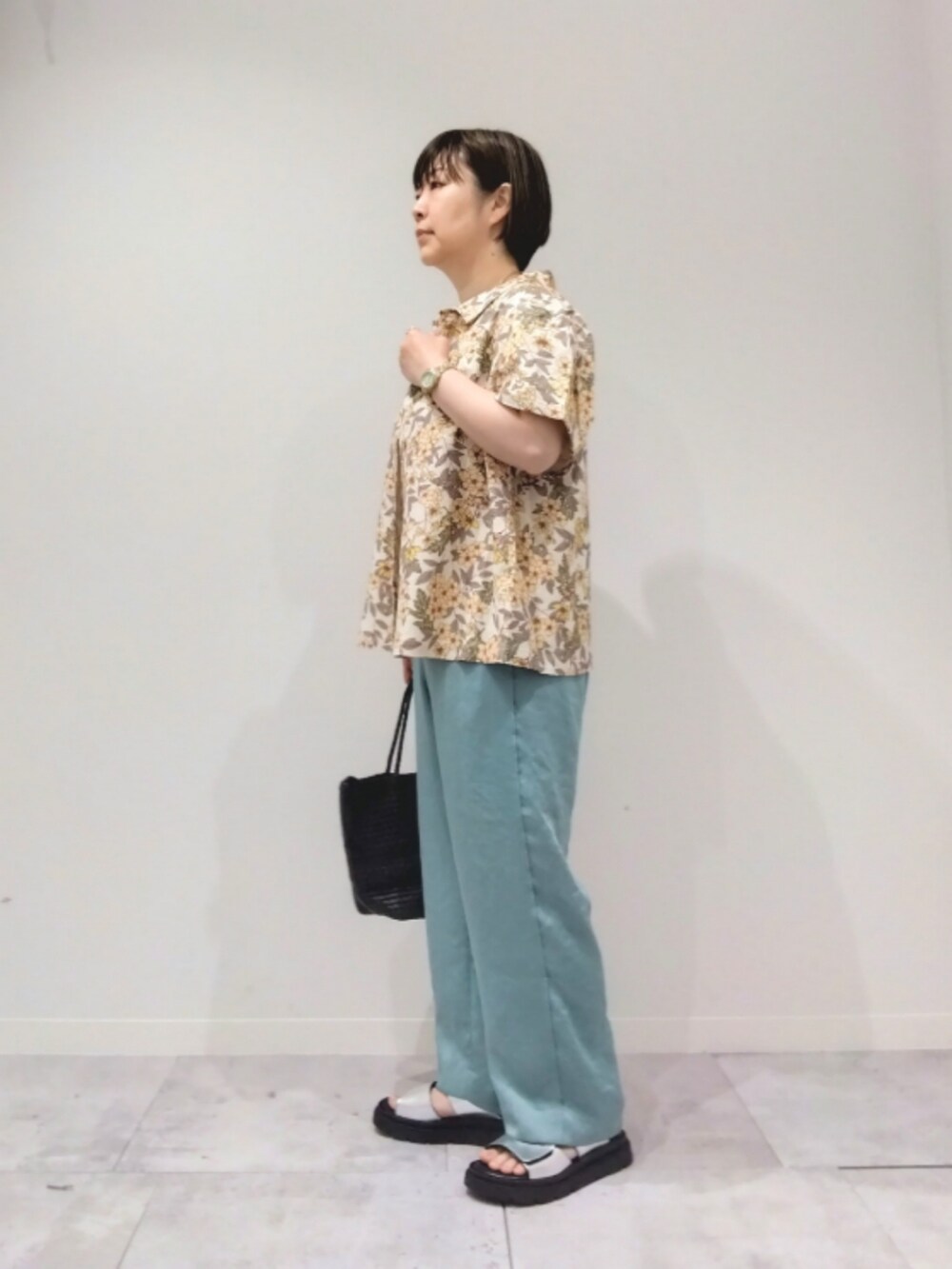 イエロー系のシャツ/ブラウス、グリーン系のその他パンツ、ブラック系のトートバッグを着用したレディースの春コーディネートの3枚目の写真