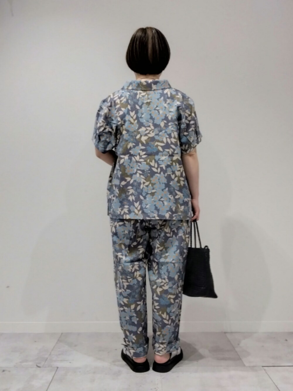 ブルー系のシャツ/ブラウス、ブルー系のその他パンツ、ブラック系のトートバッグを着用したレディースの春コーディネートの3枚目の写真