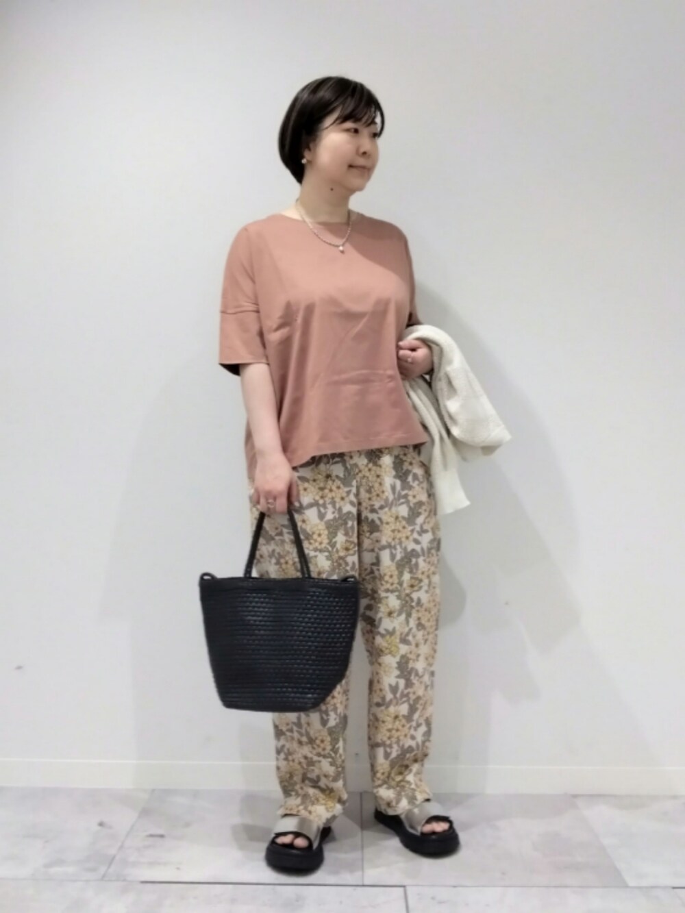 イエロー系のその他パンツ、ピンク系のTシャツ/カットソーを着用したレディースの春コーディネートの4枚目の写真