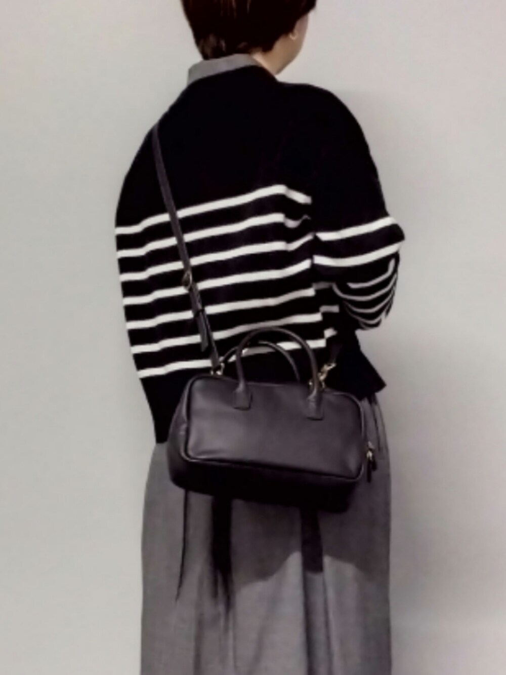 ブラック系のカーディガン/ボレロを着用したレディースの秋コーディネートの4枚目の写真