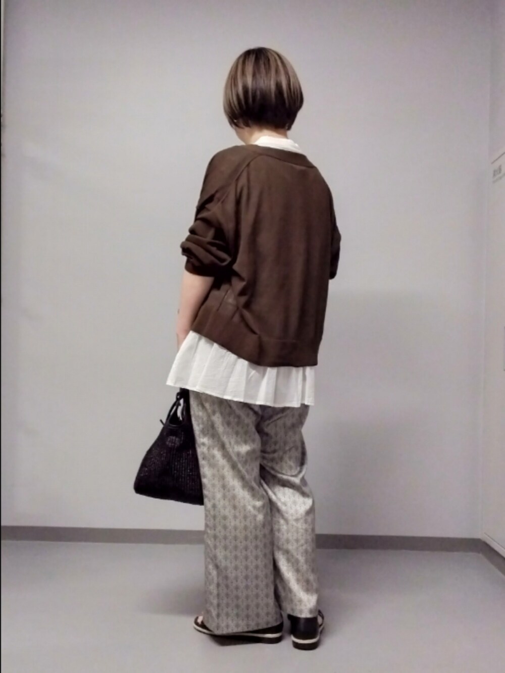 ホワイト系のシャツ/ブラウス、ブラウン系のカーディガン/ボレロ、ベージュ系のその他パンツを着用したレディースの春コーディネートの2枚目の写真