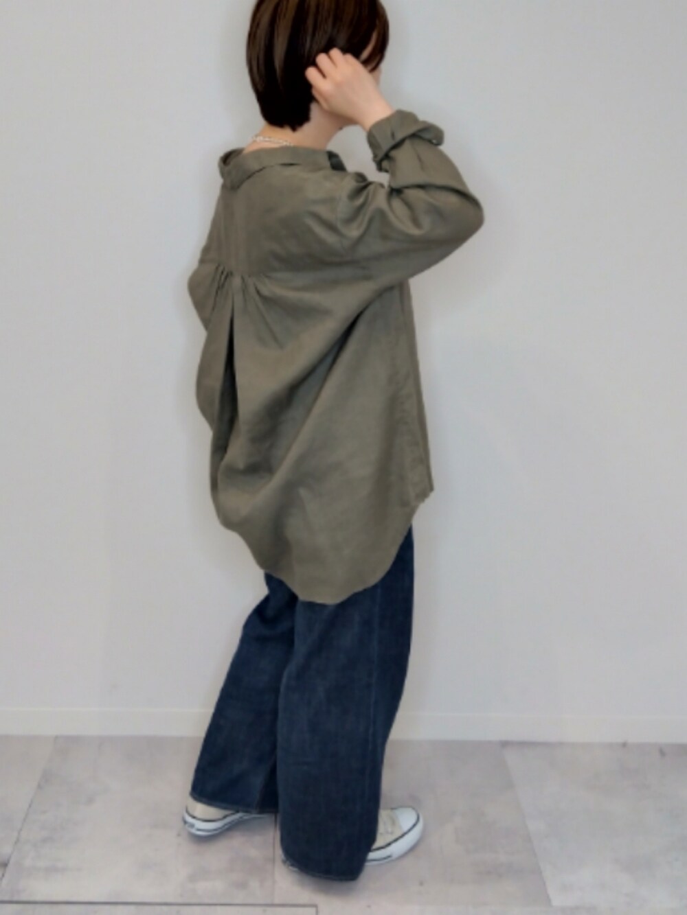 グレー系のシャツ/ブラウス、ブルー系のデニムパンツを着用したレディースの春コーディネートの3枚目の写真