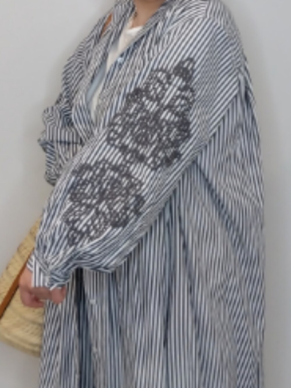 ブルー系のワンピース、ピンク系のTシャツ/カットソー、グリーン系のその他パンツを着用したレディースの春コーディネートの2枚目の写真