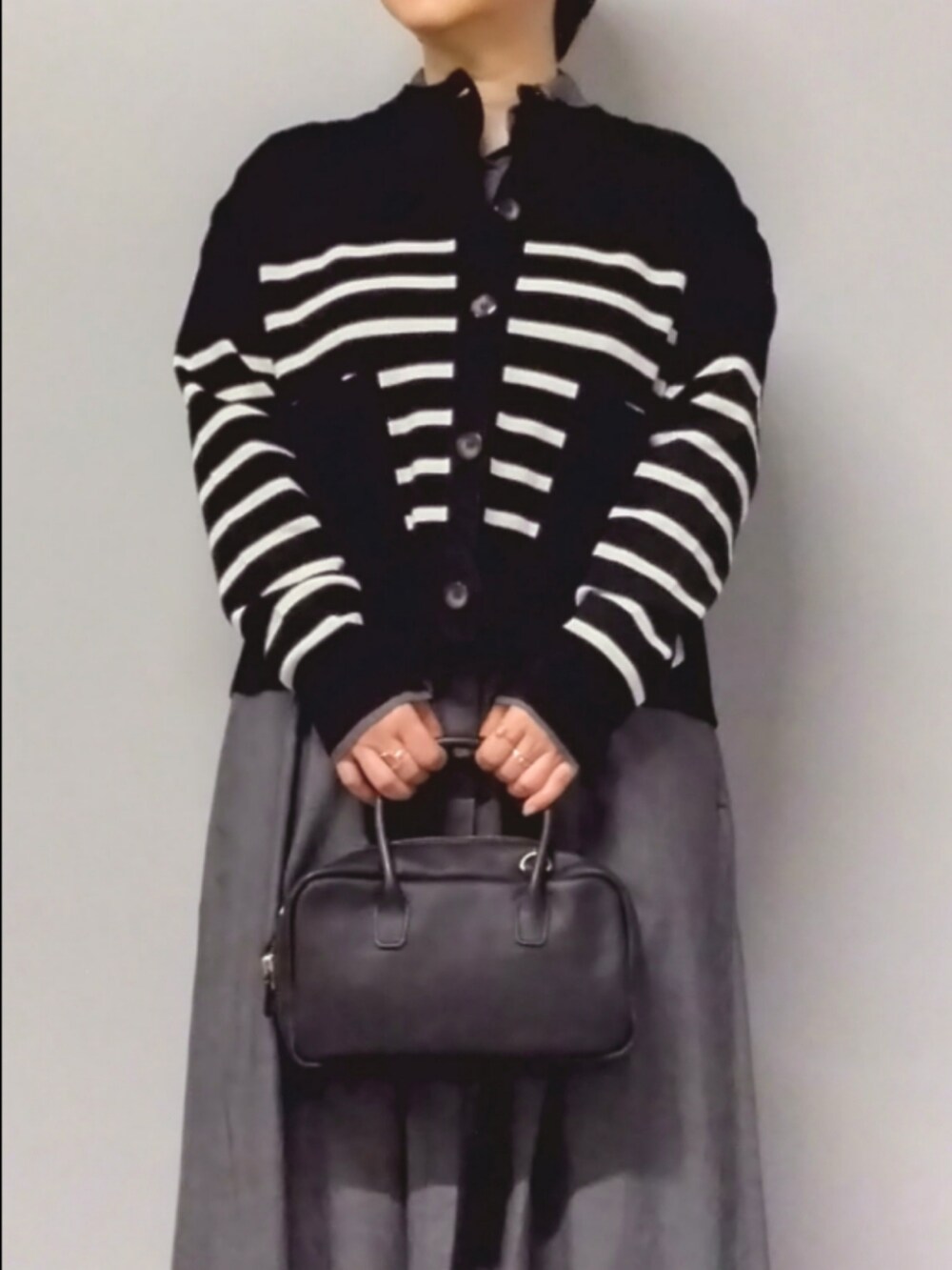 ブラック系のカーディガン/ボレロを着用したレディースの秋コーディネートの2枚目の写真