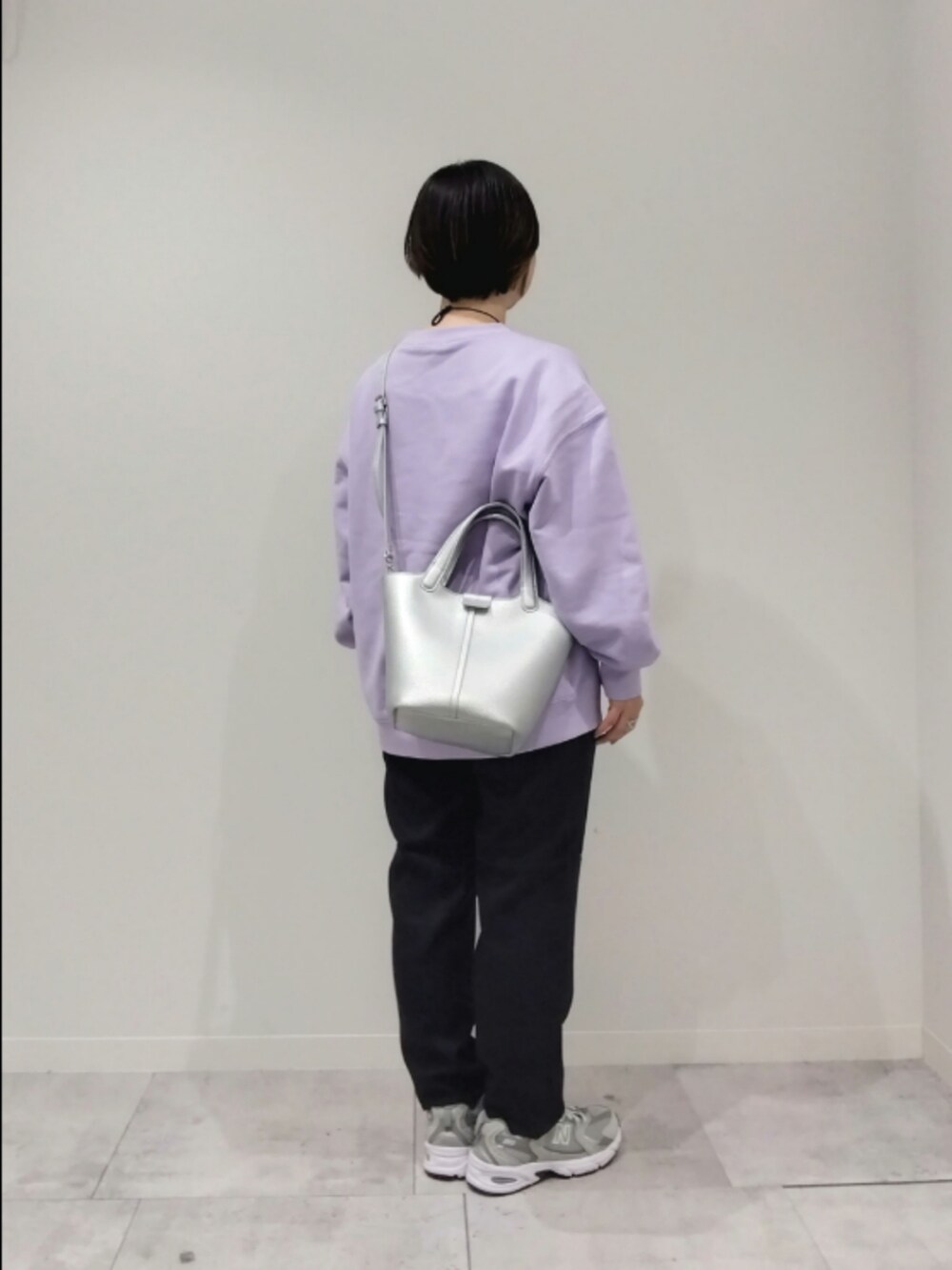 パープル系のスウェット、シルバー系のトートバッグ、ブラック系のその他パンツを着用したレディースの春コーディネートの5枚目の写真