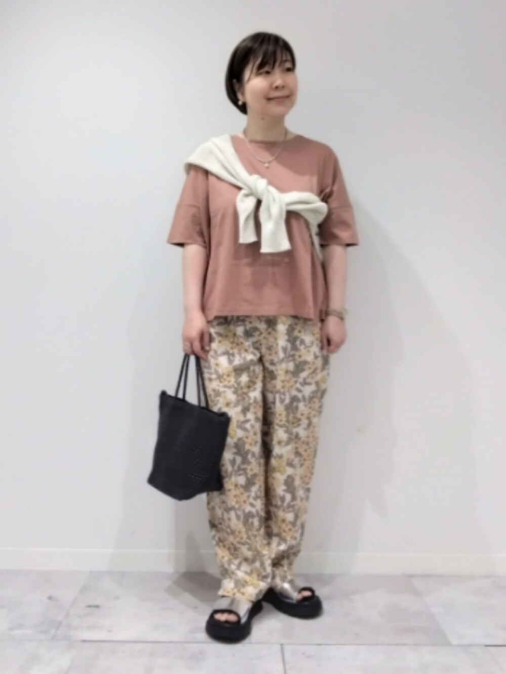 イエロー系のその他パンツ、ピンク系のTシャツ/カットソーを着用したレディースの春コーディネートの3枚目の写真