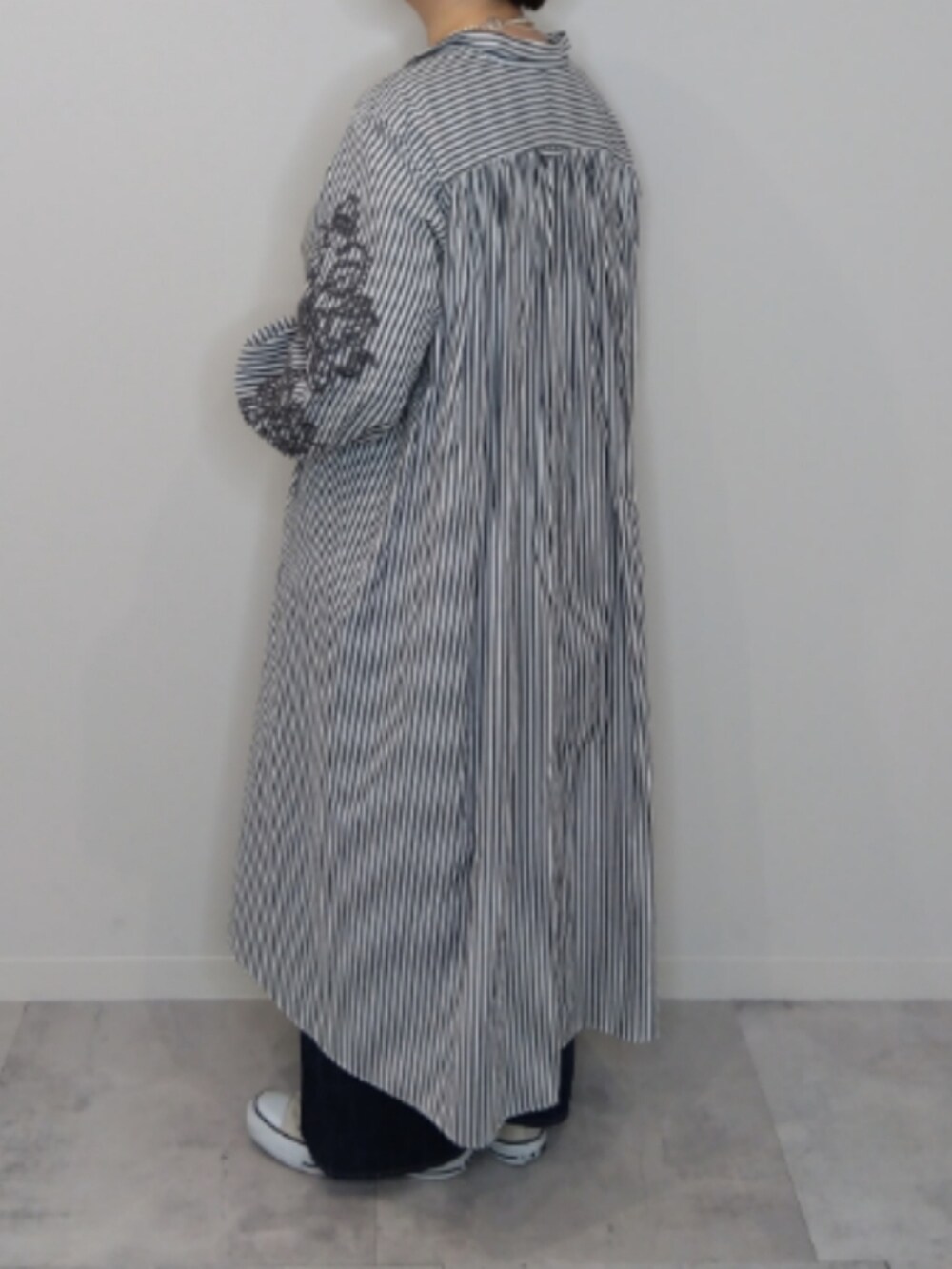 ブルー系のワンピース、ピンク系のTシャツ/カットソー、グリーン系のその他パンツを着用したレディースの春コーディネートの3枚目の写真