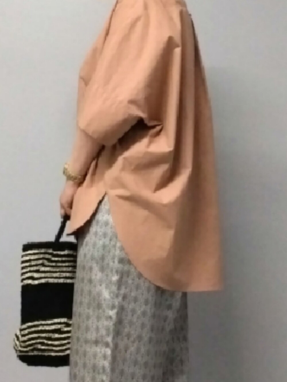 ベージュ系のその他パンツ、ブラック系のかごバッグ、ピンク系のシャツ/ブラウスを着用したレディースの夏コーディネートの5枚目の写真