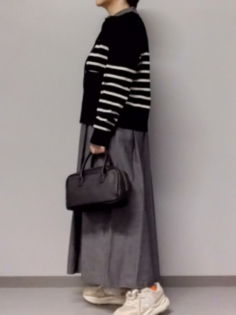 ブラック系のカーディガン/ボレロを着用したレディースの秋コーディネートの3枚目の写真