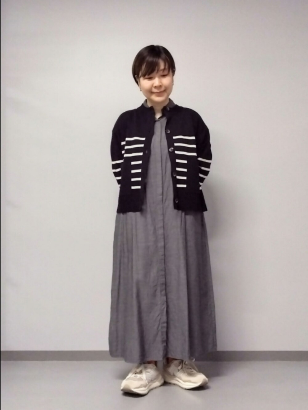 ブラック系のカーディガン/ボレロを着用したレディースの秋コーディネートの5枚目の写真