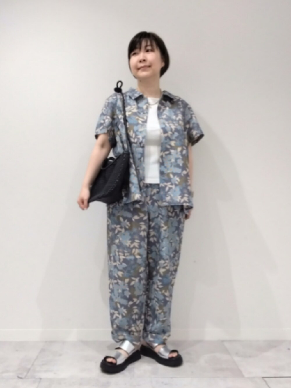 ブルー系のシャツ/ブラウス、ブルー系のその他パンツ、ブラック系のトートバッグを着用したレディースの春コーディネートの5枚目の写真