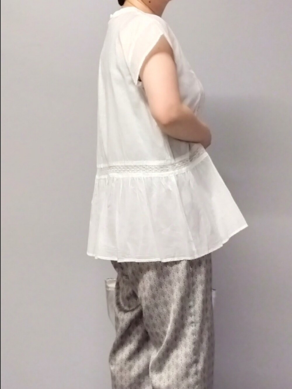 ホワイト系のシャツ/ブラウス、ブラウン系のカーディガン/ボレロ、ベージュ系のその他パンツを着用したレディースの春コーディネートの4枚目の写真