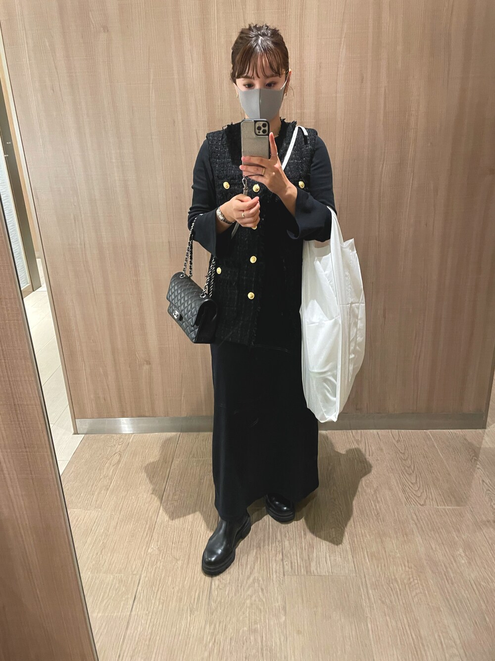 ブラック系のワンピースを着用したレディースの秋コーディネートの2枚目の写真