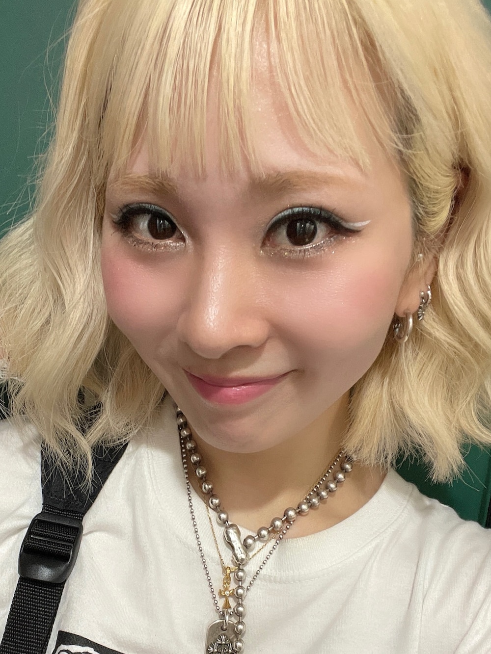 ブラック系のスカート、ブラック系のスニーカー、ブラック系のバックパック/リュックを着用したレディースの秋コーディネートの3枚目の写真