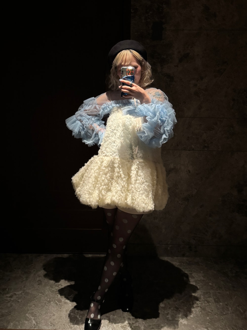 ブルー系のドレス、ブラック系のパンプス、ホワイト系のワンピースを着用したレディースの冬コーディネートの4枚目の写真