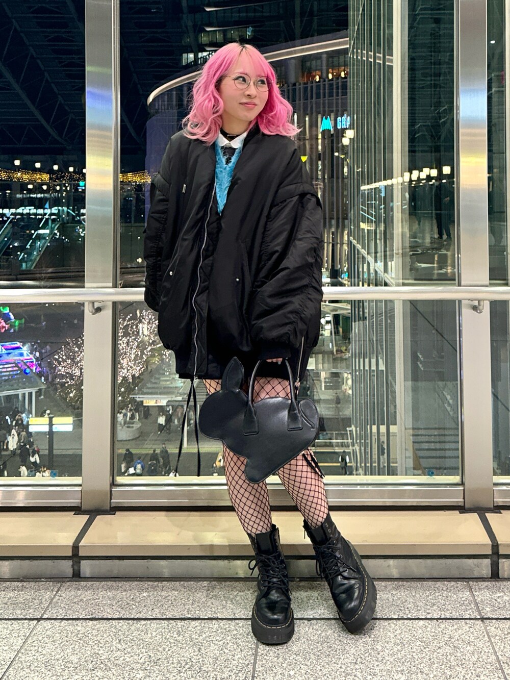 ブルー系のニット/セーター、ブラック系のMA-1、ブラック系のバッグを着用したレディースの冬コーディネートの2枚目の写真