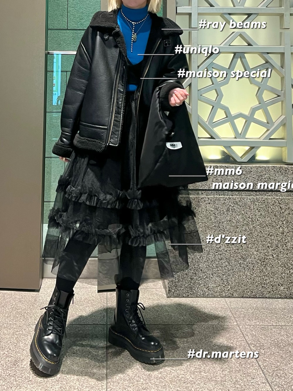 ブラック系のつなぎ/オールインワン、ブルー系のニット/セーター、ブラック系のムートンコートを着用したレディースの春コーディネートの2枚目の写真
