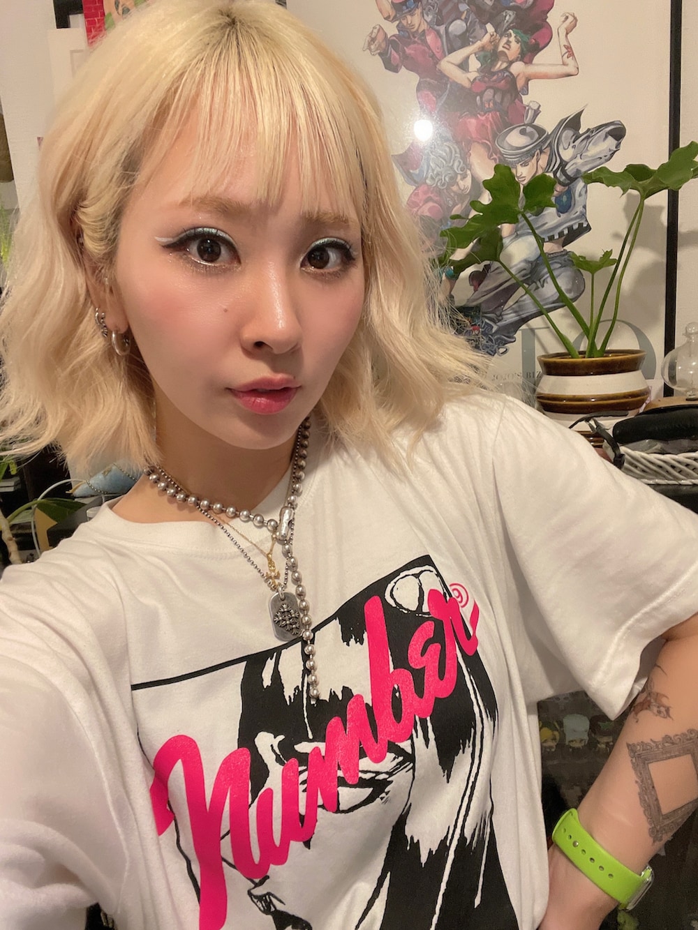 ブラック系のスカート、ブラック系のスニーカー、ブラック系のバックパック/リュックを着用したレディースの秋コーディネートの2枚目の写真