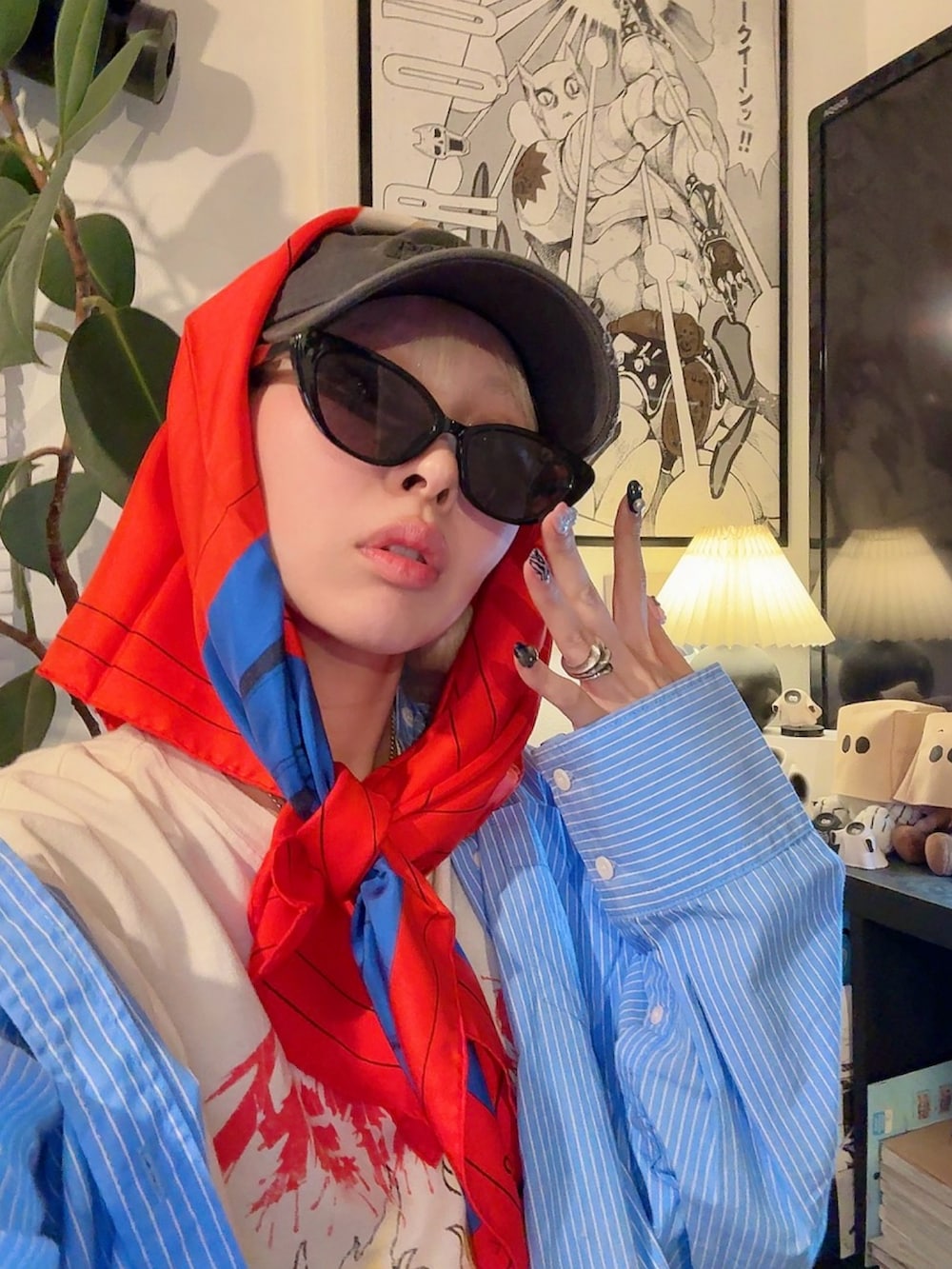 ベージュ系のトートバッグ、グレー系のキャップ、オレンジ系のストール/ショールを着用したレディースの春コーディネートの3枚目の写真