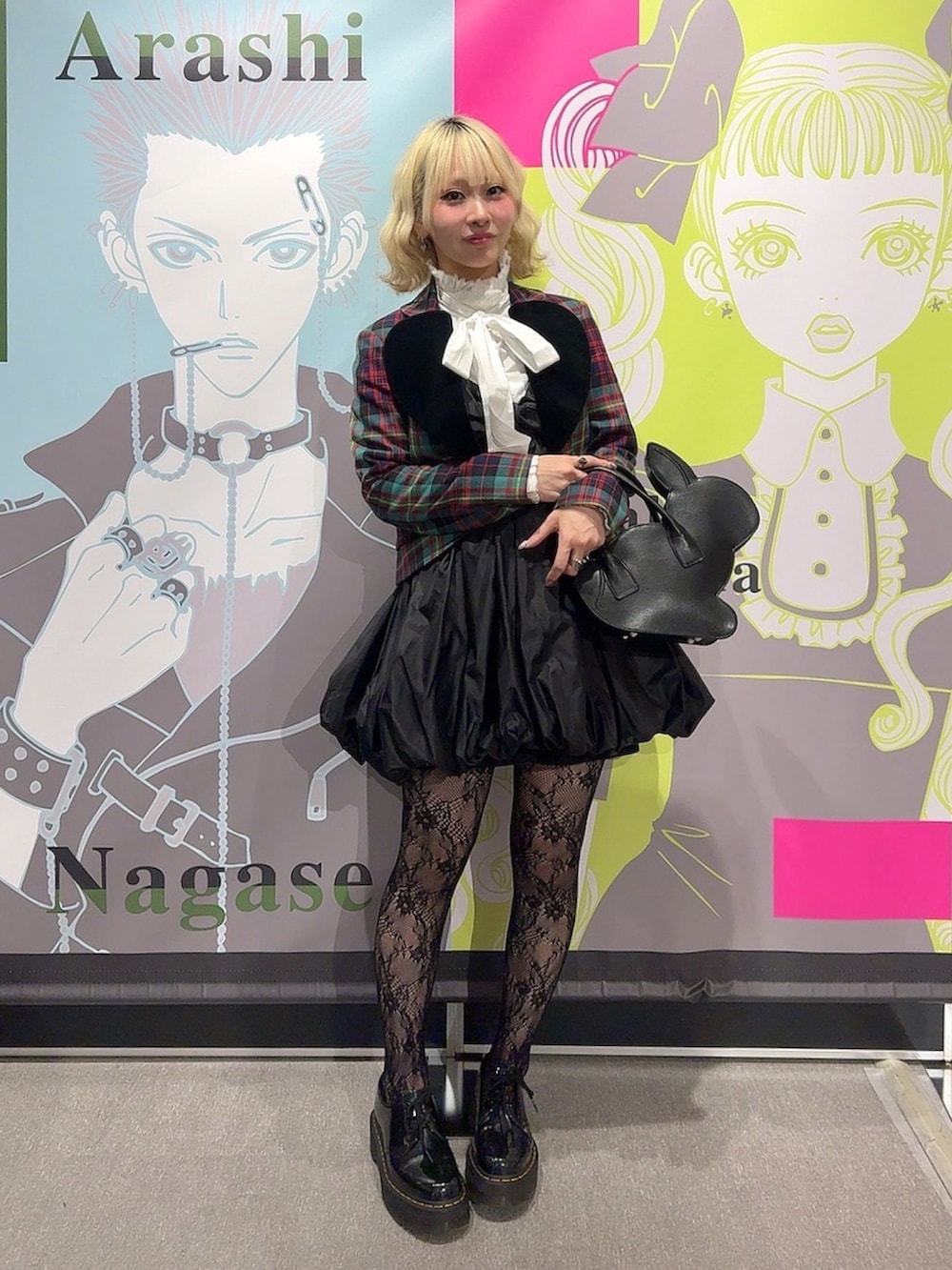 ブラック系のワンピース、ホワイト系のシャツ/ブラウス、グリーン系のテーラードジャケットを着用したレディースの春コーディネートの2枚目の写真