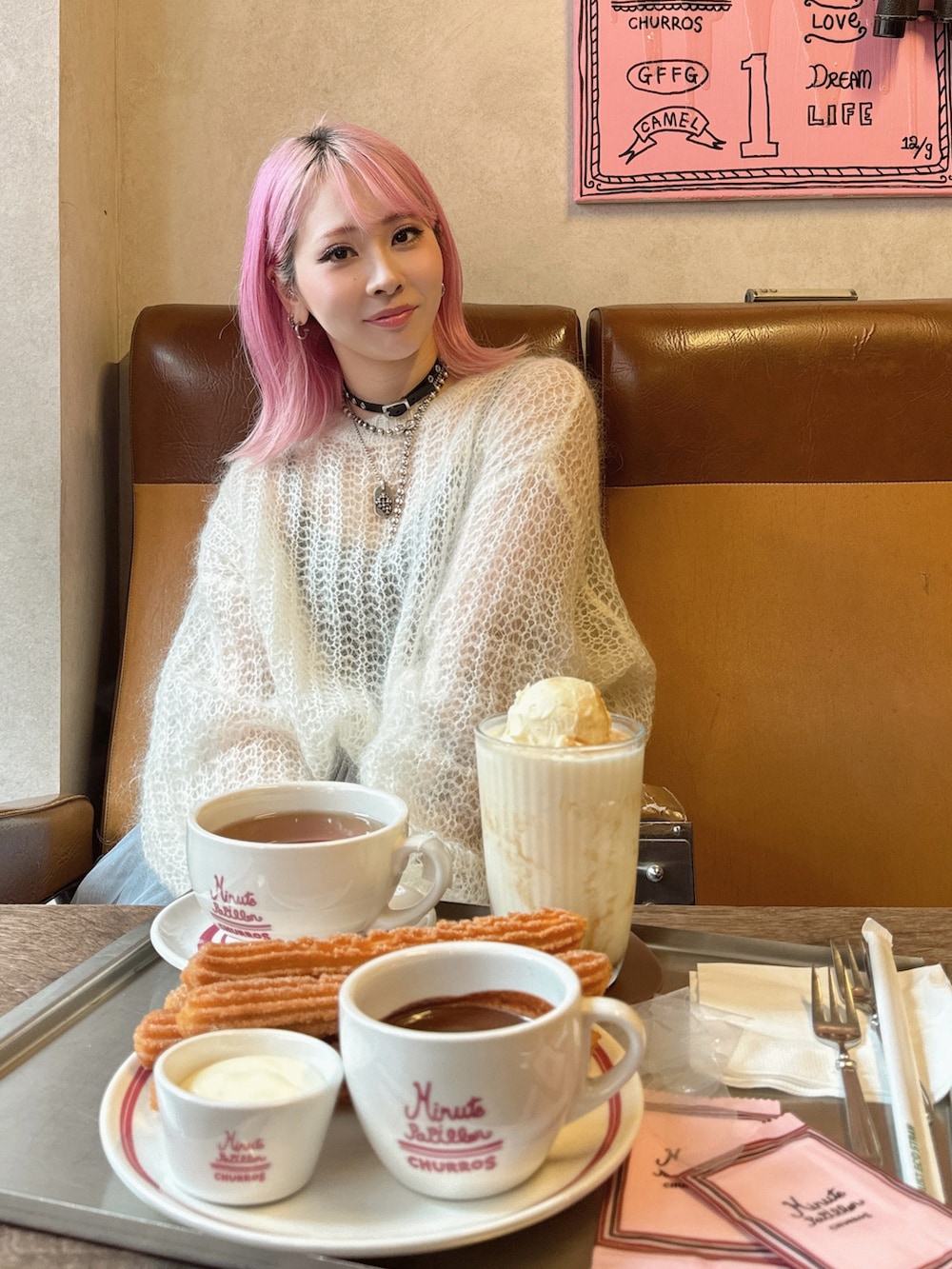ブラック系のバックパック/リュック、ホワイト系のニット/セーター、グレー系のスカートを着用したレディースの秋コーディネートの3枚目の写真