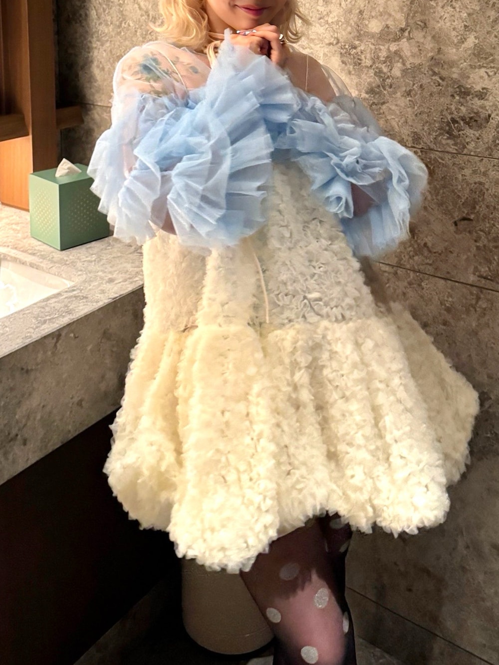 ブルー系のドレス、ブラック系のパンプス、ホワイト系のワンピースを着用したレディースの冬コーディネートの5枚目の写真