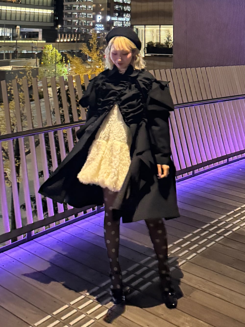 ブルー系のドレス、ブラック系のパンプス、ホワイト系のワンピースを着用したレディースの冬コーディネートの3枚目の写真