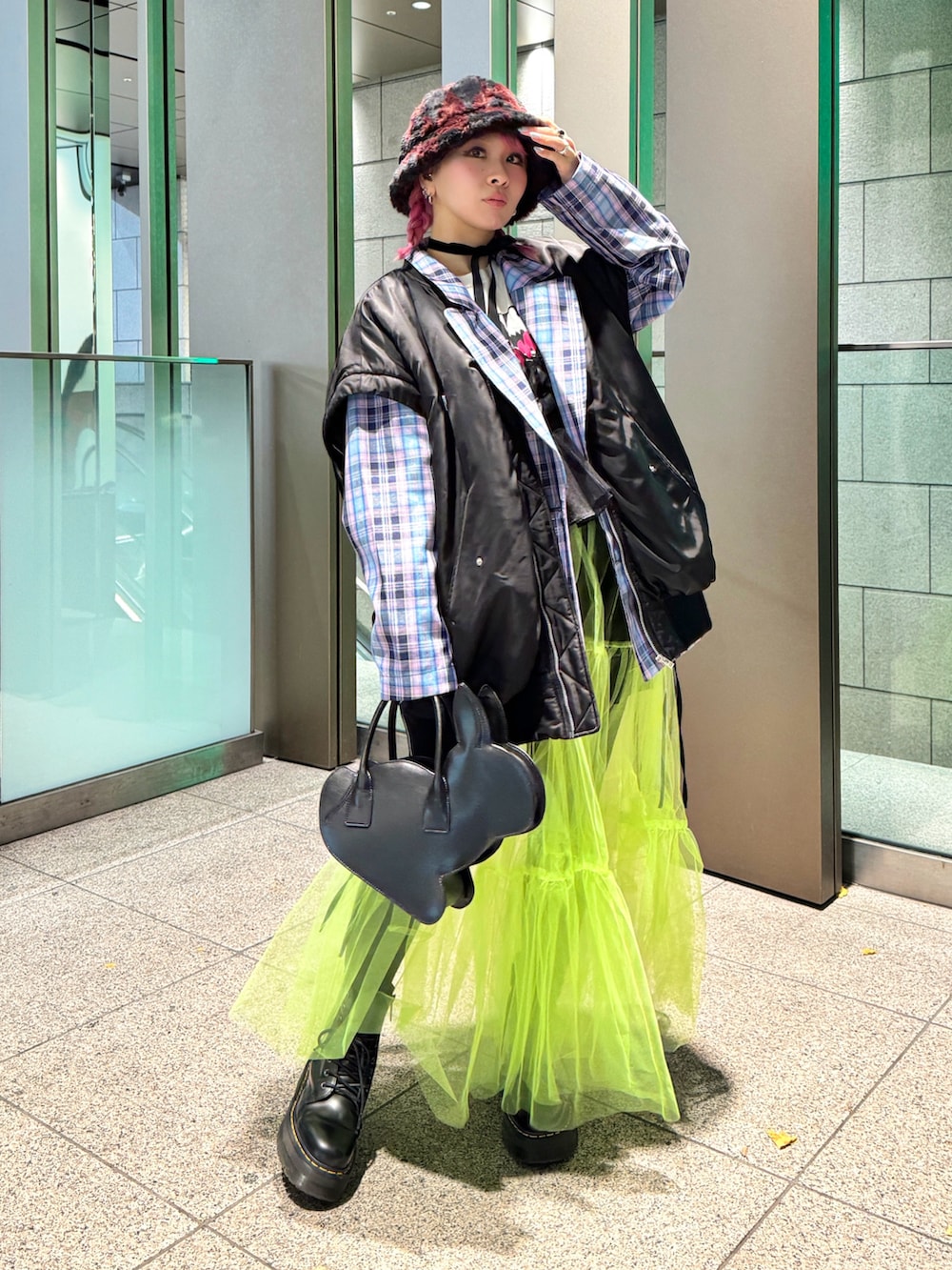 ブラック系のMA-1、ピンク系のテーラードジャケット、イエロー系のスカートを着用したレディースの冬コーディネートの2枚目の写真