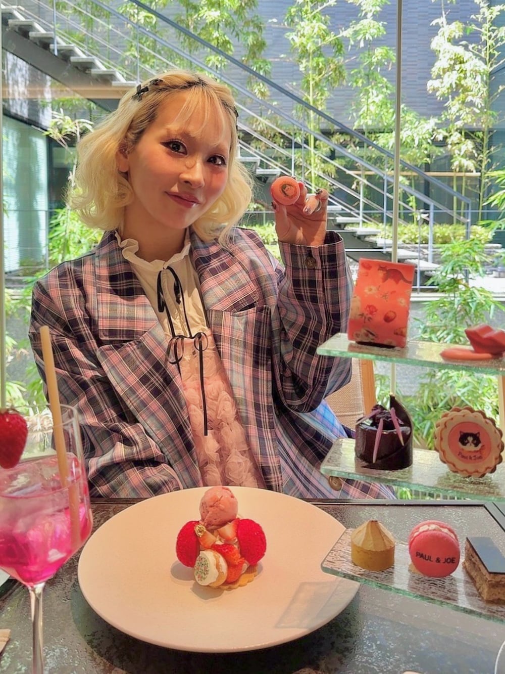 ブラック系のブーツ、ブルー系のスカート、ブラック系のバッグを着用したレディースの春コーディネートの2枚目の写真