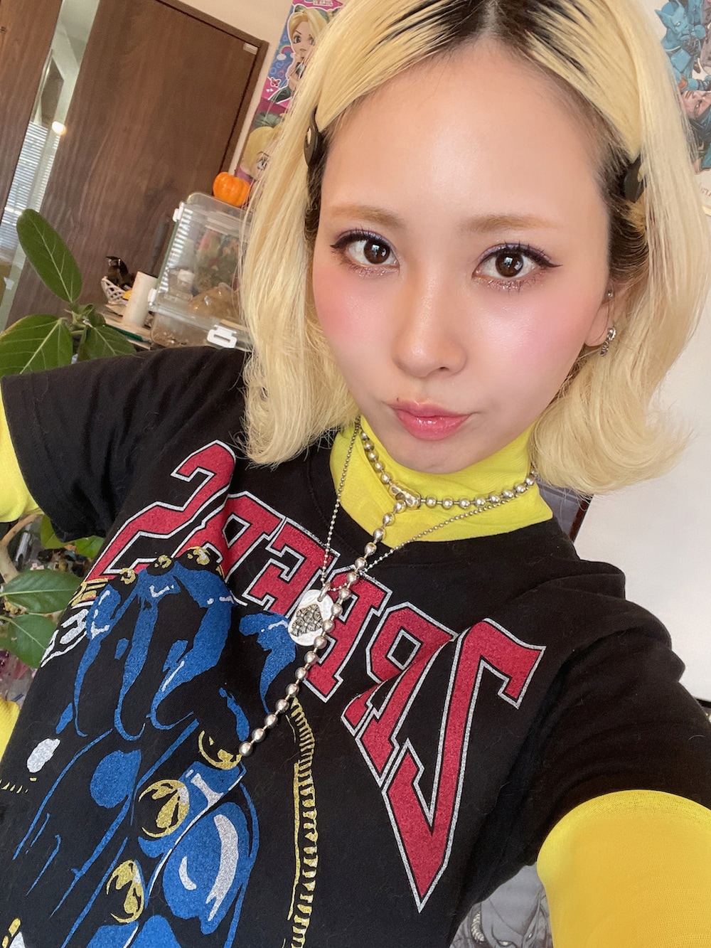 ブラック系のスカート、ホワイト系のハンドバッグ、ブラック系のTシャツ/カットソーを着用したレディースの春コーディネートの5枚目の写真