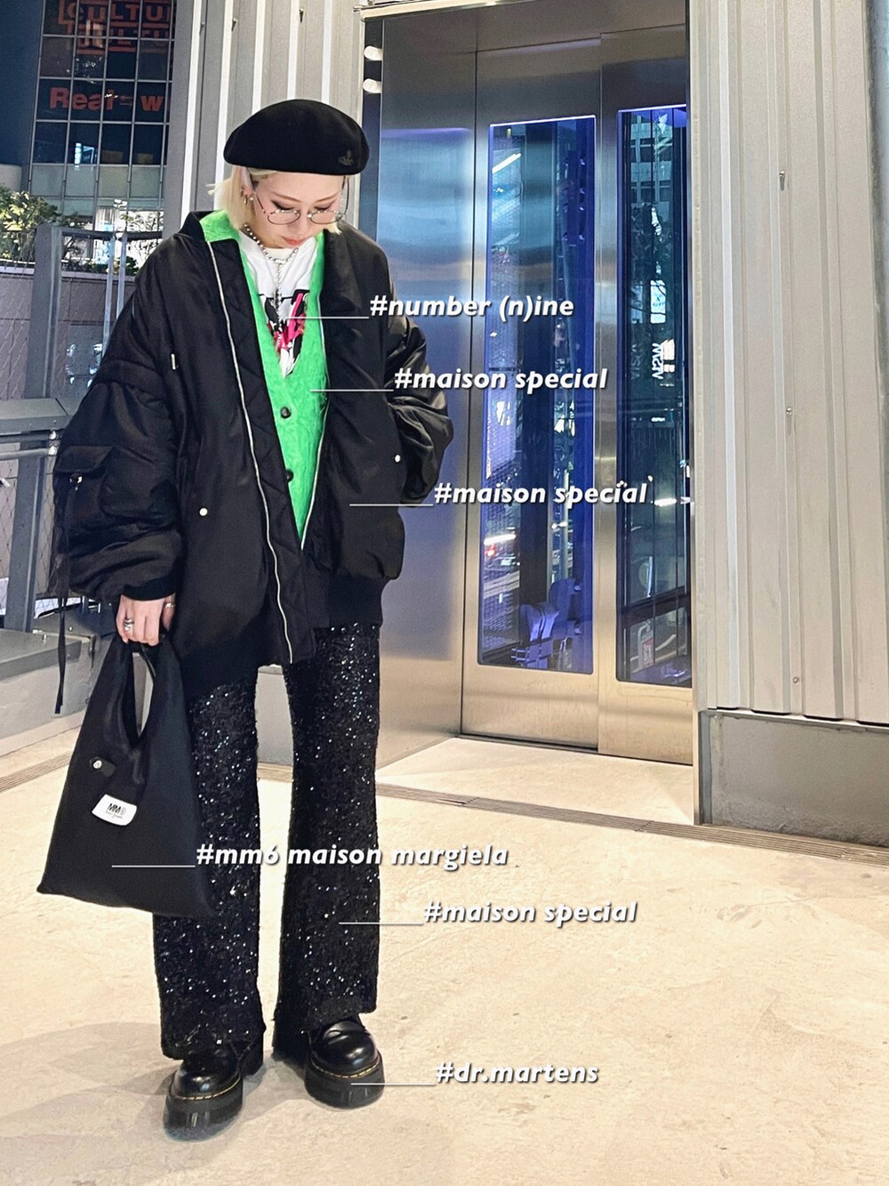 ブラック系のMA-1、グリーン系のカーディガン/ボレロ、ブラック系のTシャツ/カットソーを着用したレディースの春コーディネートの2枚目の写真